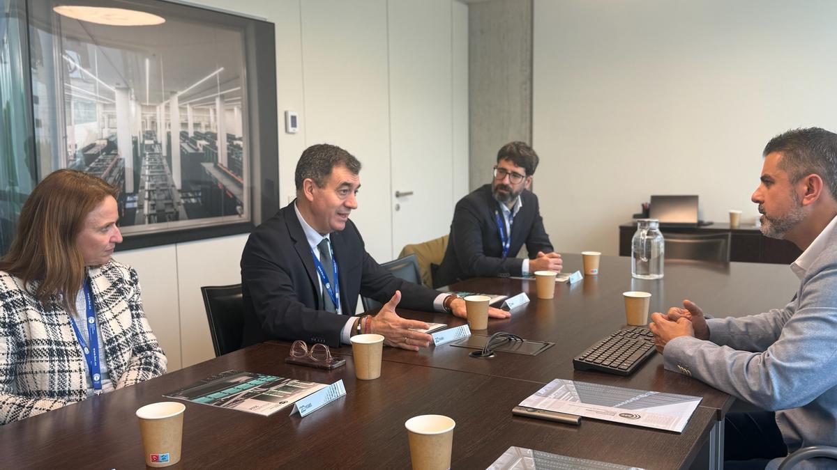 Cotelo, Rodríguez (en el centro) y Oroso, este jueves, en su visita a Barcelona