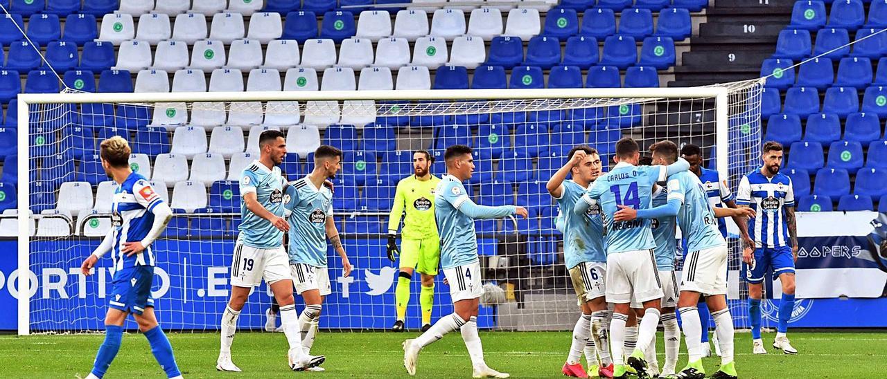 Los jugadores del Celta B celebran uno de los goles en la primera vuelta en Riazor. |  // VÍCTOR ECHAVE