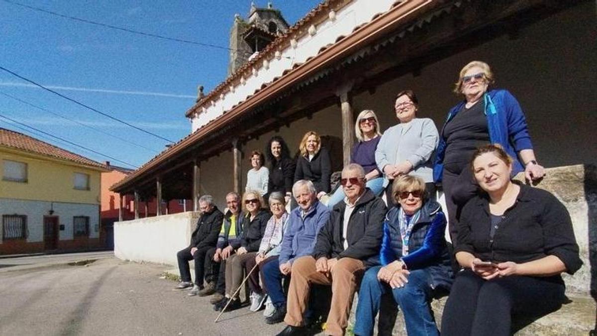 Vecinos de La Mata en el cabildo de la iglesia, atrás, por la izquierda, Libertad García, Rebeca Gala, Carmen Fernández, Andrea Fernández, Manuela Fernández y Mariló Areces. En el mismo orden, sentados abajo, Octavio Álvarez, Ramiro Vázquez, Luzdivina Vázquez, María Jesús Fernández, José Luis Álvarez, Manuela Álvarez y Mónica Estrada.