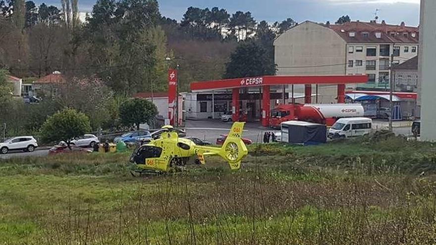 Helicóptero del servicio sanitario, en una finca privada.  // FdV