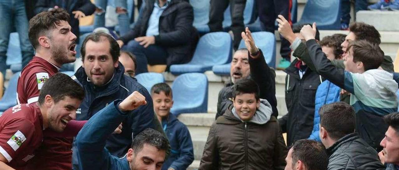 Montonera de jugadores del Pontevedra en el partido del domingo ante el Tudelano. // Rafa Vázquez