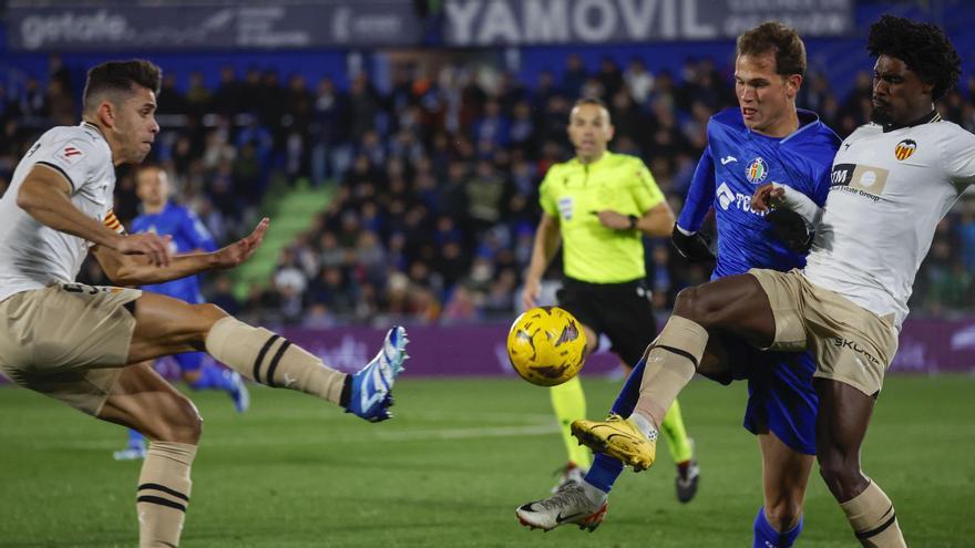 Gabriel Paulista durante una acción en el Getafe - Valencia