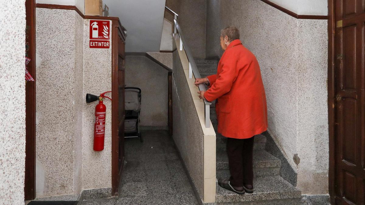 Asunción, en las escaleras de su edificio en Murcia.