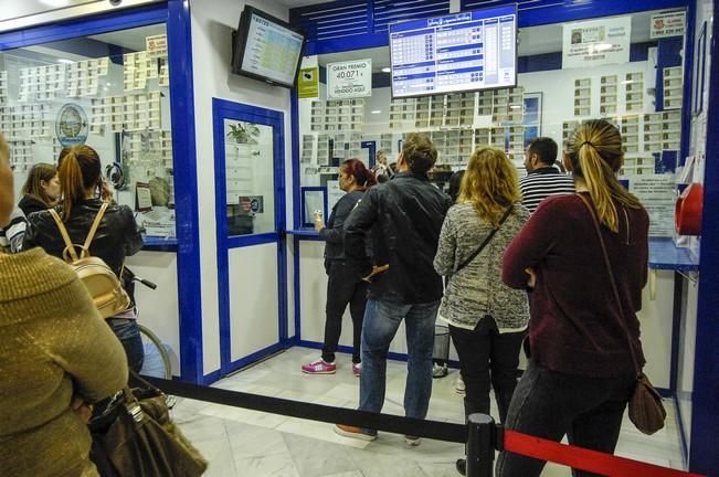 CENTRO COMERCIAL LAS ARENAS LAS PALMAS DE GRAN CANARIA 20-12-16  Fotos de clientes haciendo cola en administraciones de loteria para reportaje del sorteo de Navidad.  FOTOS: JUAN CASTRO