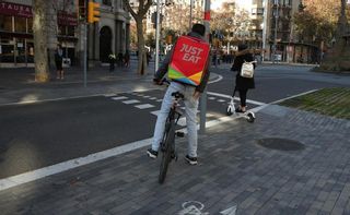 Primera multa a Just Eat por cesión ilegal, de 183 'riders': deberá pagar 187.515 euros