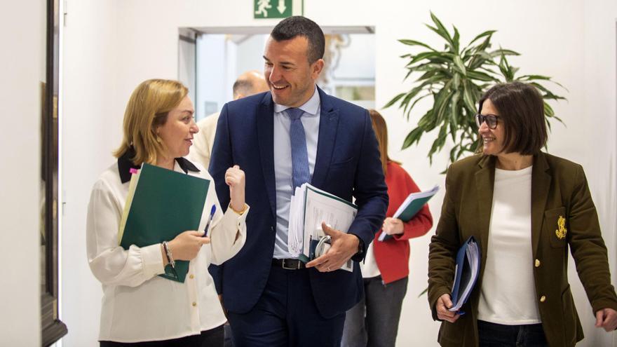 Laura Sáez, a la derecha, con el vicepresidente de la diputación, Vicente Mompó, y la vicepresidenta, Natàlia Enguix.