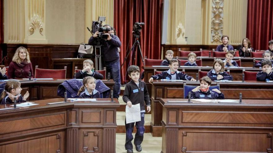 Los niños se convierten en diputados en el pleno de Aldeas Infantiles en el Parlament