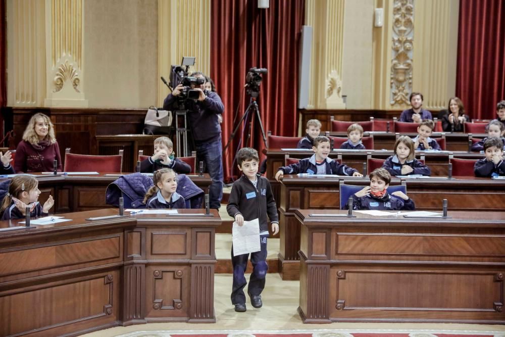 Los niños se convierten en diputados en el pleno de Aldeas Infantiles en el Parlament