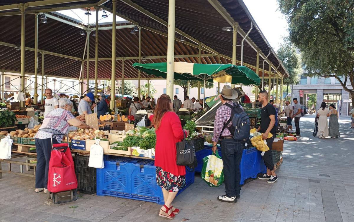 El mercat de la fruita i la verdura a la plaça del Gra, cada dimarts, dijous i dissabte. | SANTI COLL