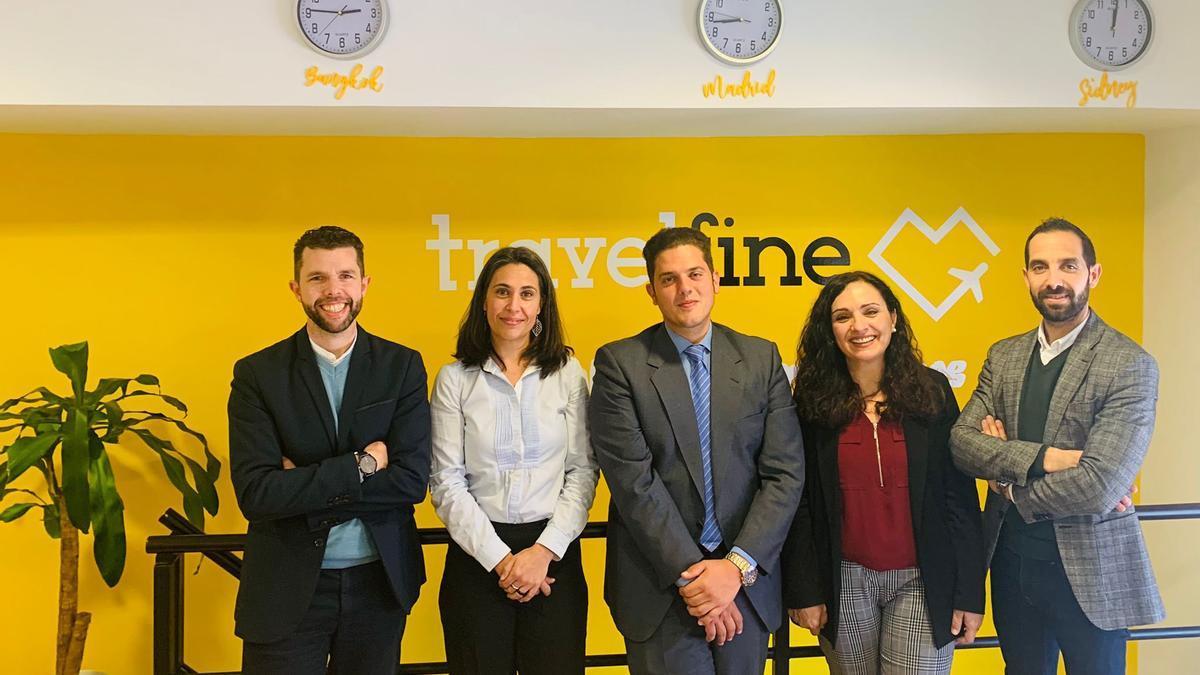 Carlos Prieto (en el centro de la imagen) y Antonio Platero (a la derecha) junto a integrantes del equipo de su empresa Travelfine, creada en Sevilla en 2018 y especializada en seguros de viaje.