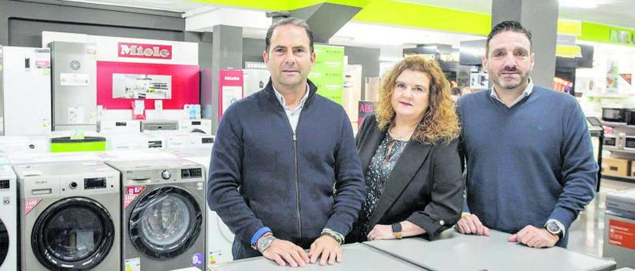 A la izquierda, Carlos, Mari Cruz y Héctor Muñoz, en su tienda Milar Muñoz. Bajo estas líneas, imágenes históricas del negocio familiar, que celebra su 60 aniversario este año.