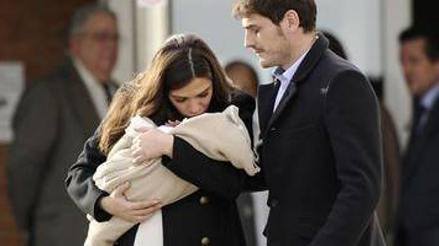 Iker Casillas y Sara Carbonero inscriben a su hijo Martín en el Registro Civil