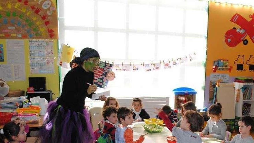 La bruja Mala Uva anima a niños de Infantil de Culleredo a leer y escribir