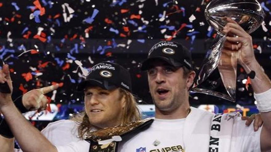 Aaron Rodgers, MVP de la final, con el trofeo de la Superbowl.