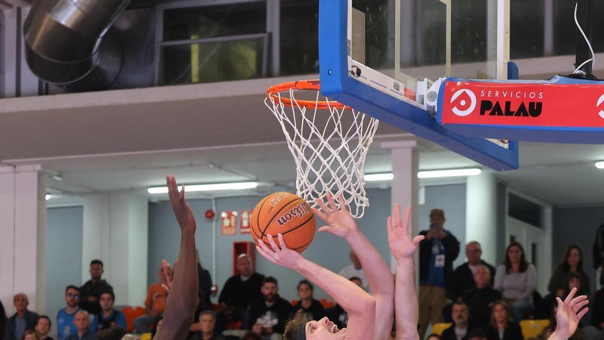 Kai Johnson intenta un lanzamiento rodeado de jugadores del Llíria