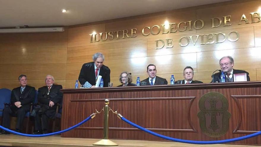 Atienza, de pie, durante el acto en el que fue nombrado miembro de honor de la Academia de Jurisprudencia, anteayer, en Oviedo.