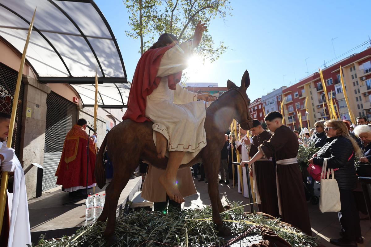 València da el pistoletazo de salida a los días grandes de la Semana Santa con la procesión del Domingo de Ramos