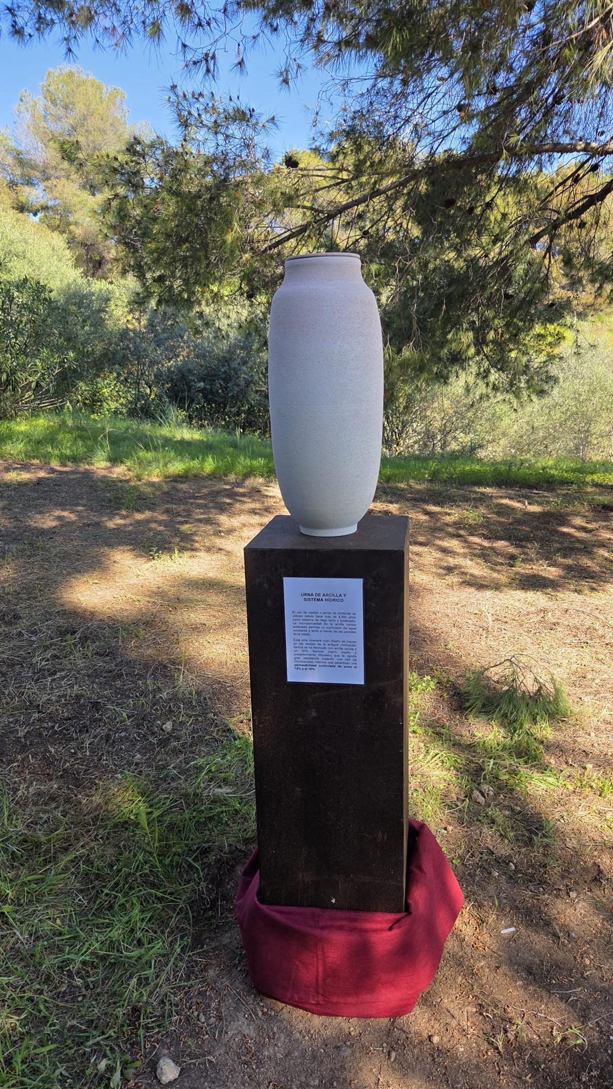 Las cenizas tratadas se depositarán en este tipo de urnas de terracota