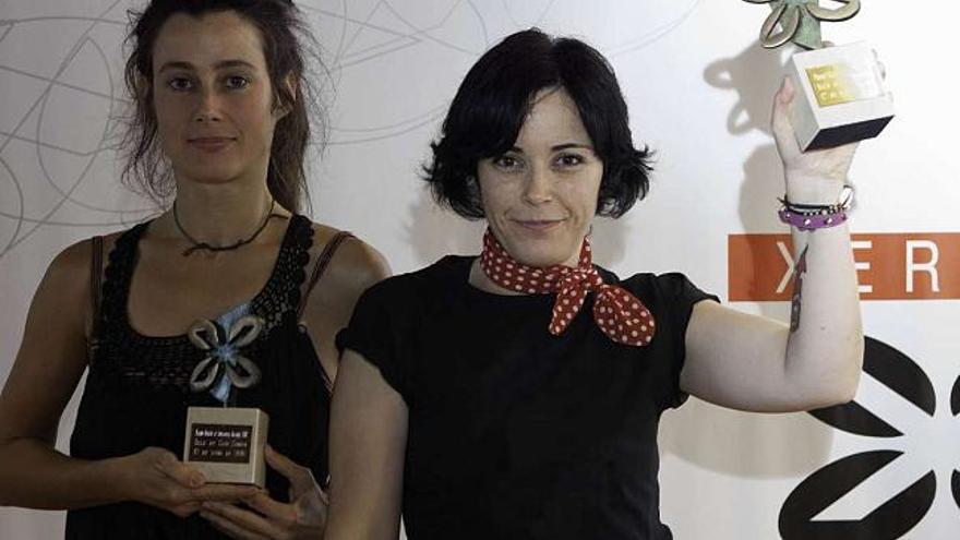 Teresa González (izquierda) y Iolanda Zúñiga posan con los galardones. / xerais