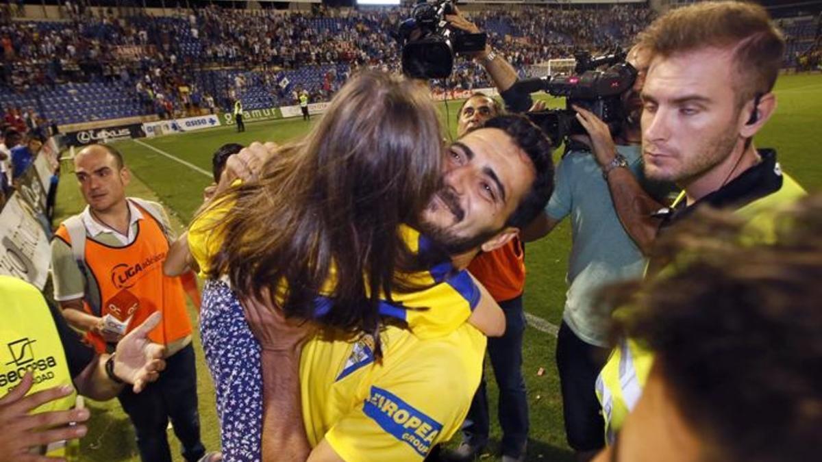 Güiza celebra sobre el césped del Rico Pérez el ascenso del Cádiz