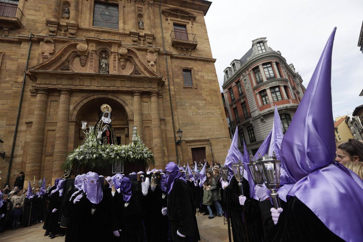 PROCESION DE LA SOLEDAD POR LAS CALLES DE OVIEDO