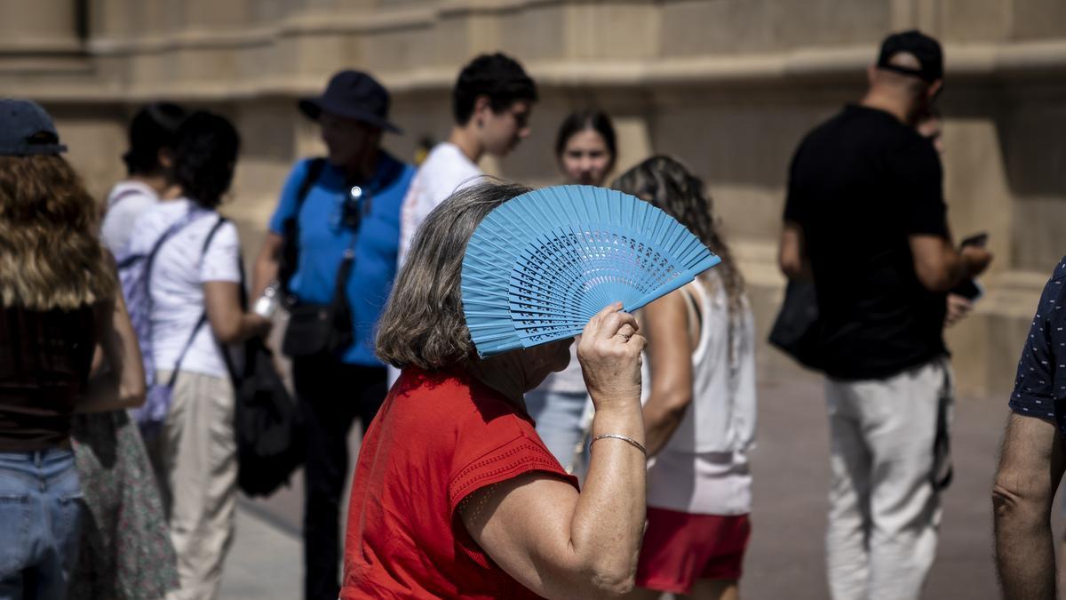 Una mujer se protege del sol en Zaragoza.
