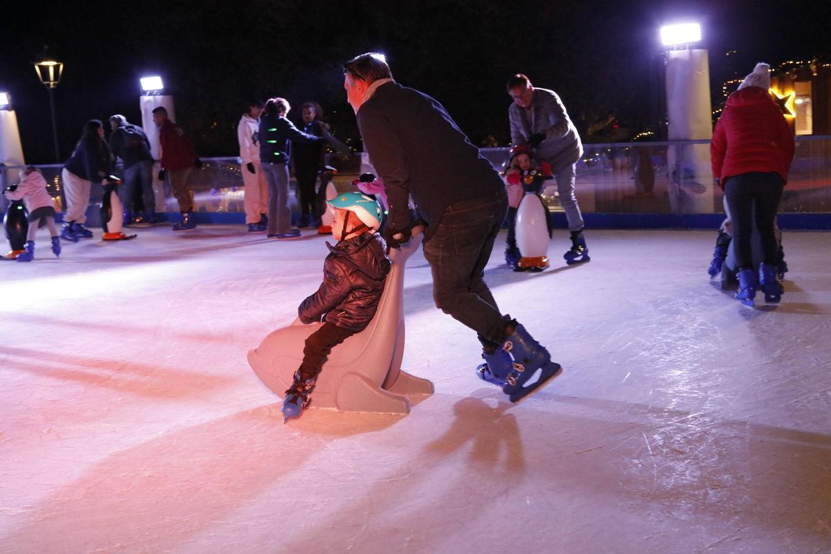 Noch ganz neu ist in diesem Jahr die Eisbahn auf dem Weihnachtsmarkt im Sa-Feixina-Park in Palma.