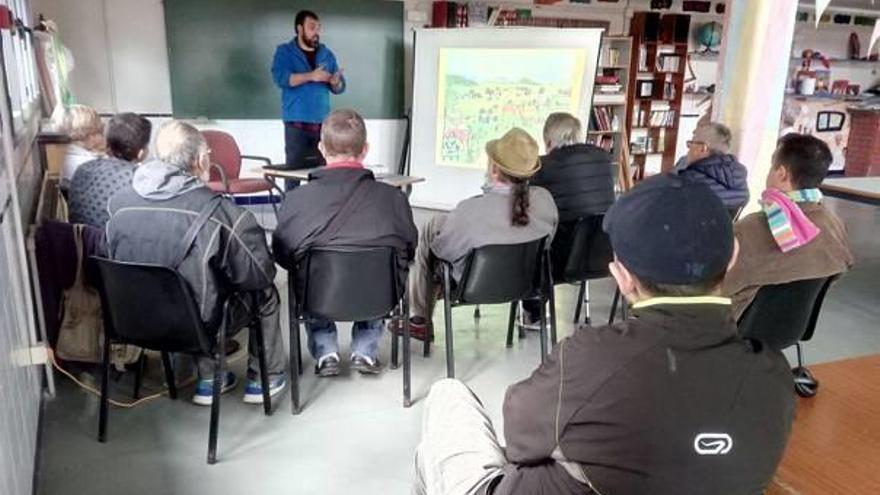 Natxo Torres imparteix un taller a diversos usuaris de Casa Caridad.