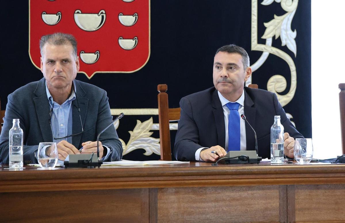 Domingo Cejas (i) y Oswaldo Betancort, en el Cabildo de Lanzarote.