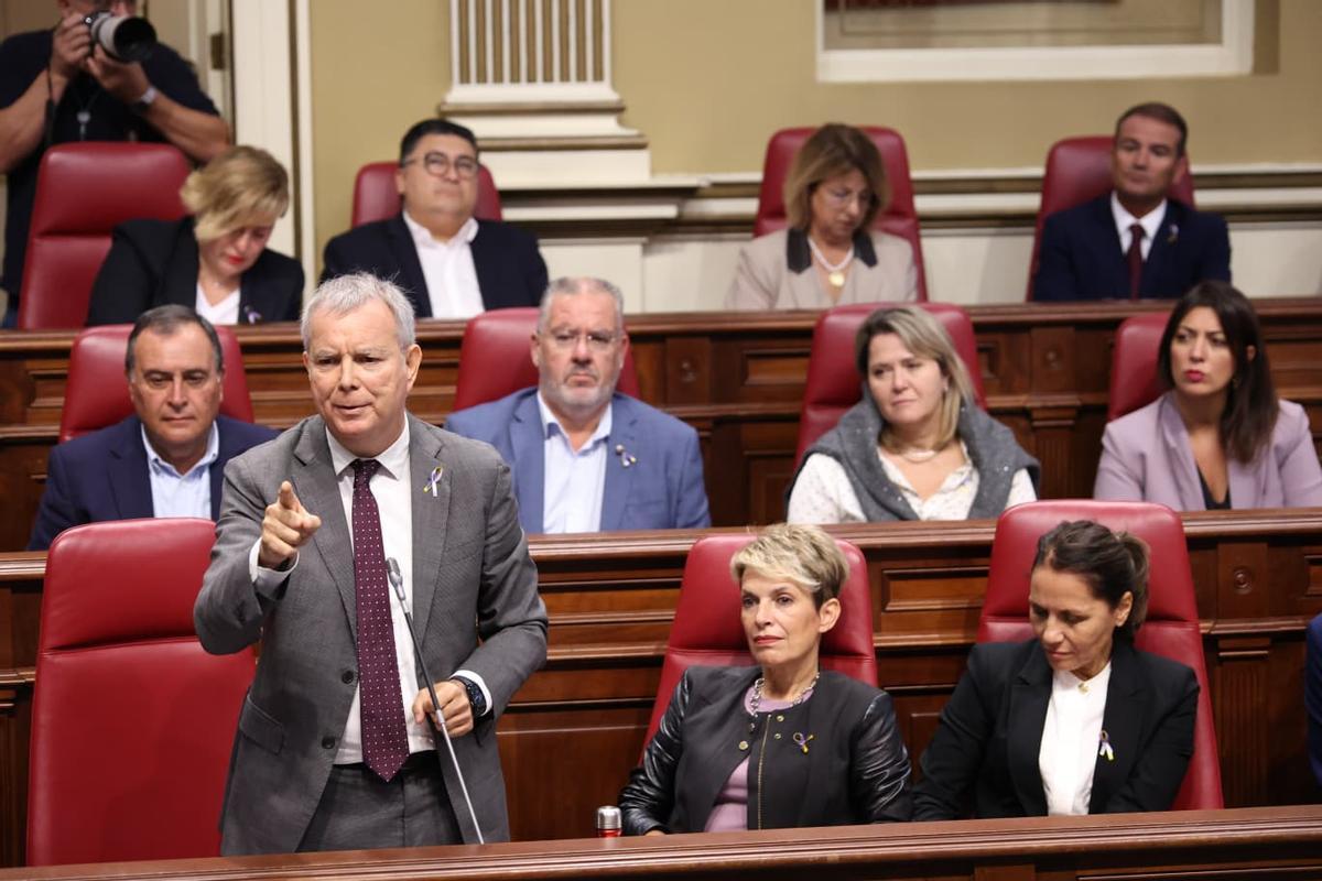 El socialista Sebastián Franquis durante su intervención en el Parlamento.