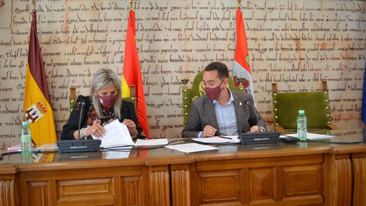 La concejala de Hacienda, Patricia Martín, y el alcalde de Benavente, Luciano Huerga en rueda de prensa.