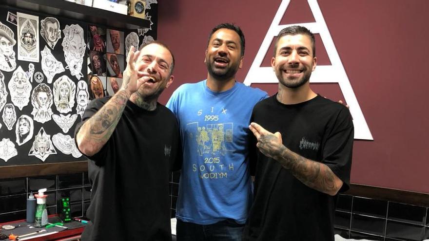 Kal Penn con los tatuadores Pablo Fernández (izquierda) y Miguel Vulture.