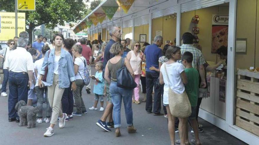 Público en los puestos de la feria Made in Galicia, situada en los jardines de Méndez Núñez.