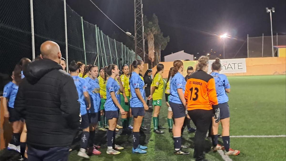Las jugadoras del Valsequillo se preparan para saltar al césped durante un duelo de esta temporada.