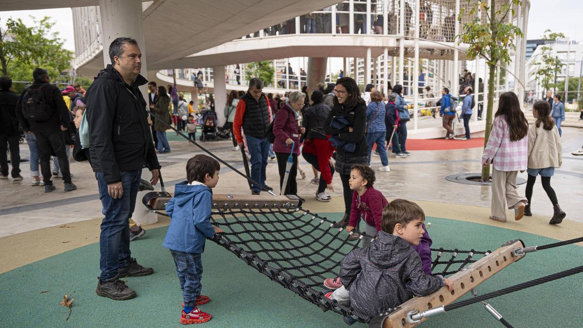 Nueva zona verde Los vecinos abarrotan las nuevas Glòries en su inauguración a pesar de la lluvia