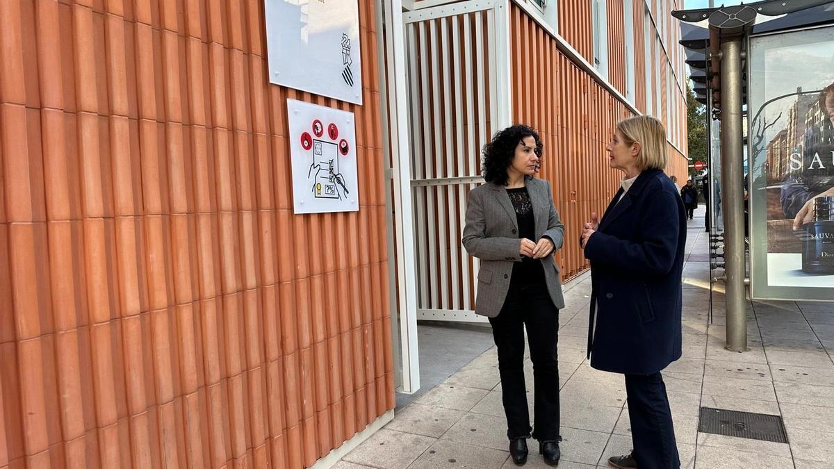 Elena Albalat (izquierda) durante su visita al edificio Borrull.