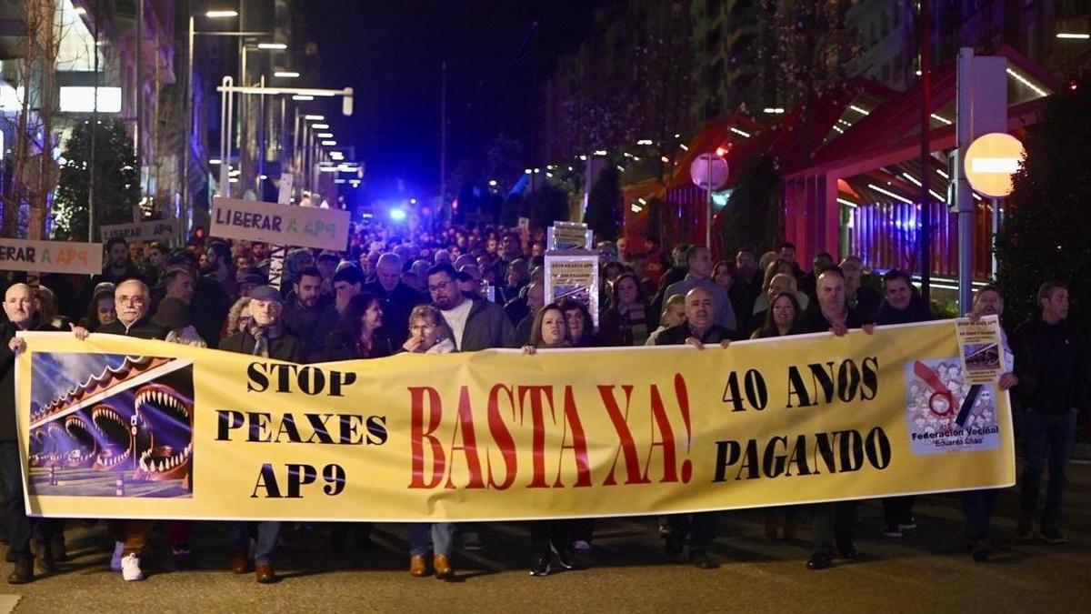 Una multitud se manifiesta en Vigo exigiendo el rescate de la AP-9