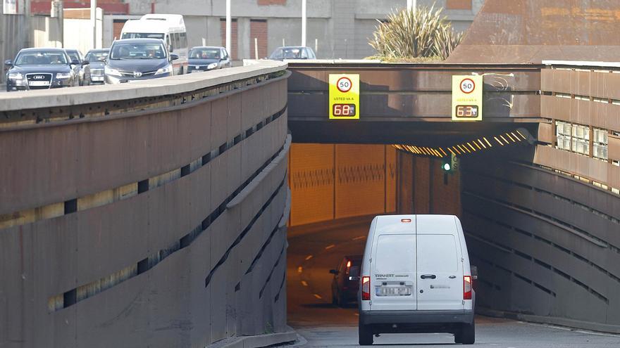 Paneles de control de velocidad que hay en los accesos al túnel.