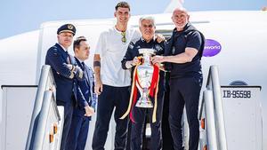 Álvaro Morata, capitán de la selección española; Pedro Rocha, presidente de la RFEF; y Luis de la Fuente, seleccionador de España, a su llegada a Madrid tras ganar la Eurocopa.