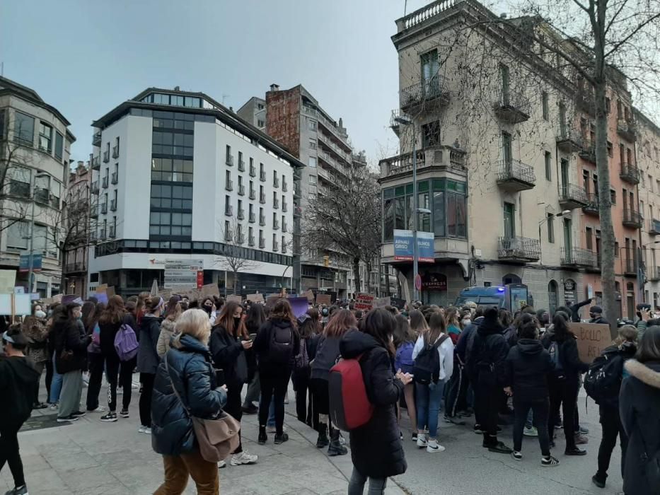 Centenars de persones marxen pel centre de Girona per commemorar el 8-M