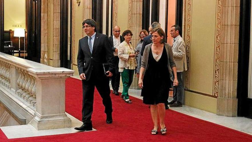 Puigdemont i Forcadell, ahir, al passadissos del Parlament català