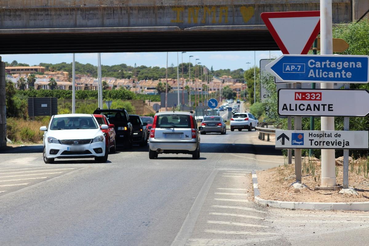 Según la nueva propuesta el carril-bici y sendero peatonal discurriría a la izquierda de esta imagen desde la rotonda de Villa Amalia-La Veleta hasta la glorieta de Los Balcones con el Hospital