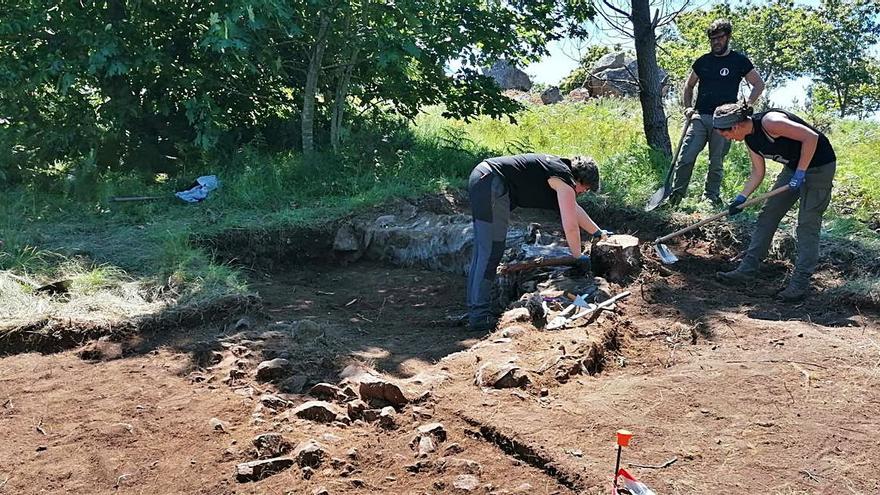 Inicio de las excavaciones en el monte Guimil, en la parroquia de Agudelo.   | // FDV