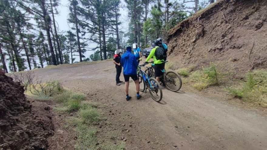 Un policía autonómico interviene con varios ciclistas.