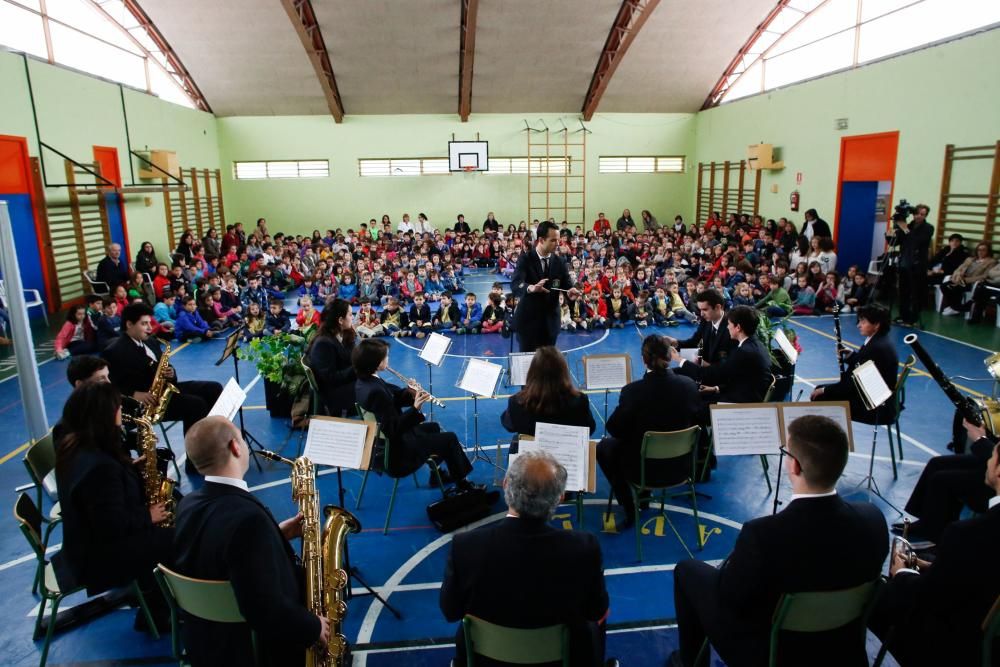 Concierto de la Banda de Música en el colegio Enrique Alonso bajo la dirección de Daniel Santos