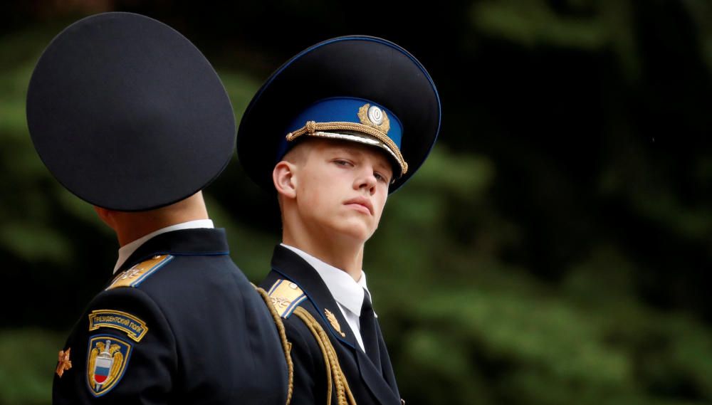 La guardia de honor asiste a una ceremonia junto al muro del Kremlin en Moscú.
