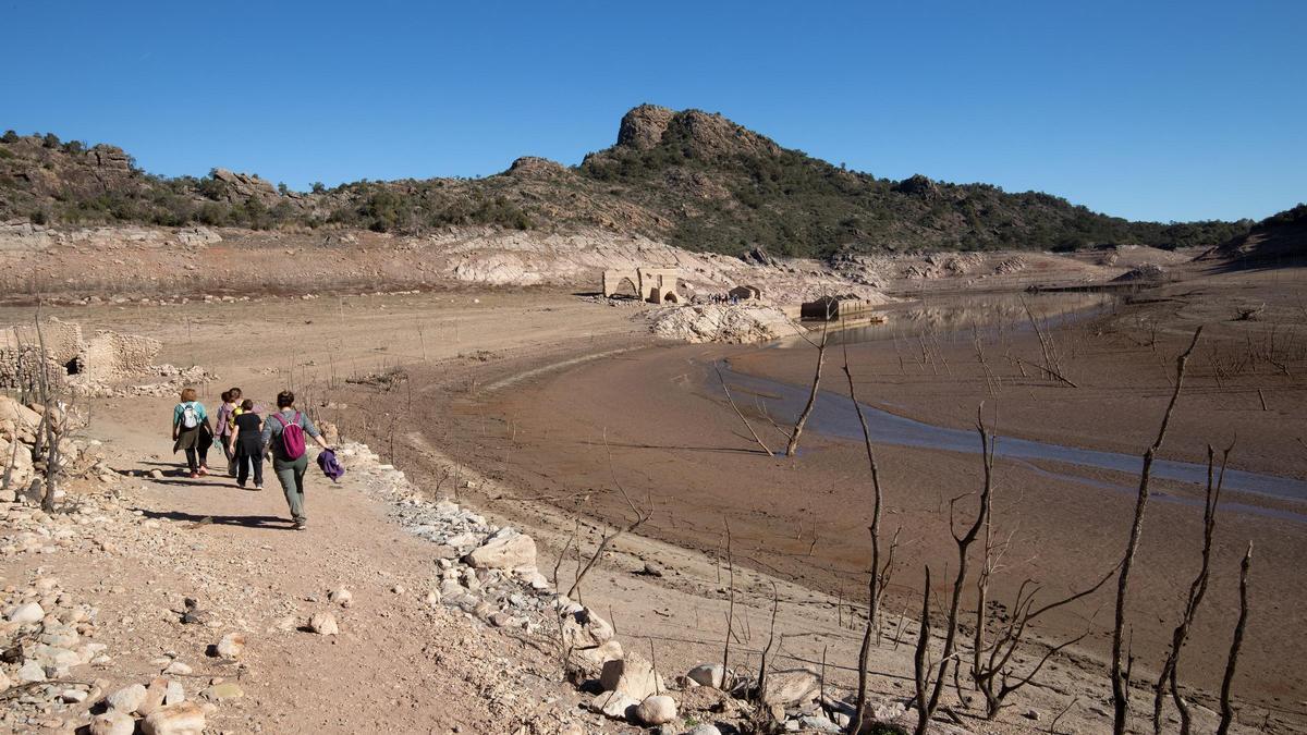 Estat de sequera al pantà de Darnius-Boadella.