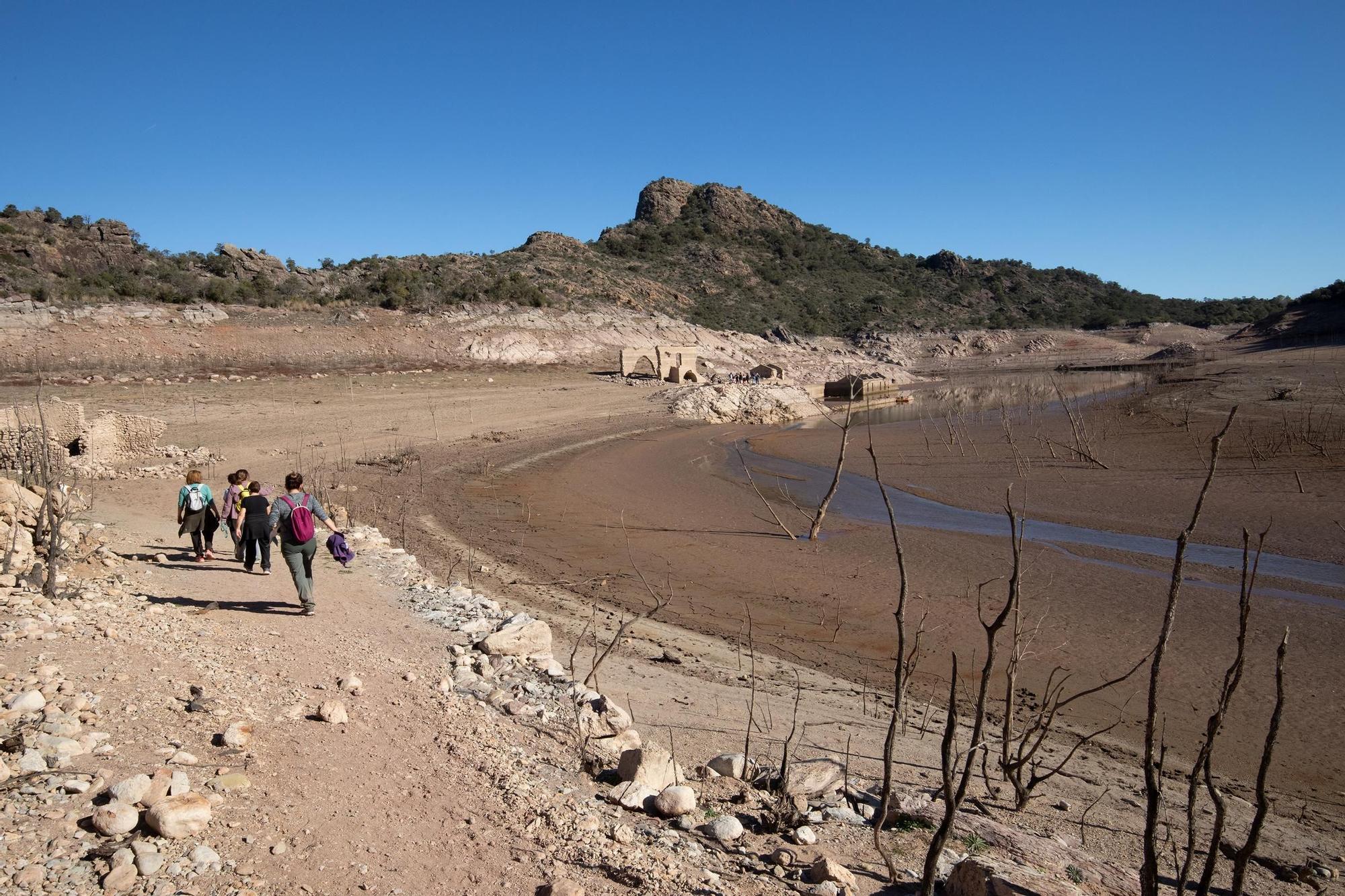 De visità al pantà que no té aigua