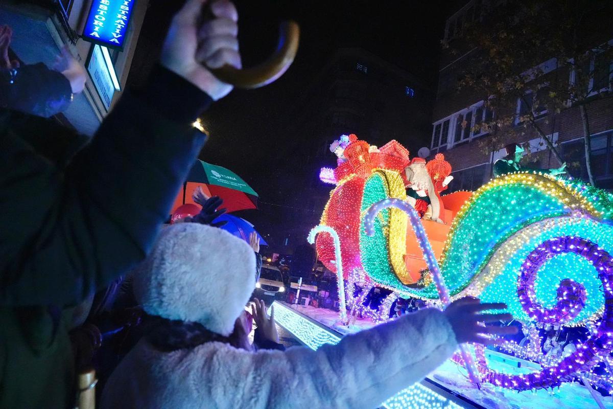 Papá Noel y la Cabalgaza desafían a la lluvia y vuelve a llenar las calles de Zamora