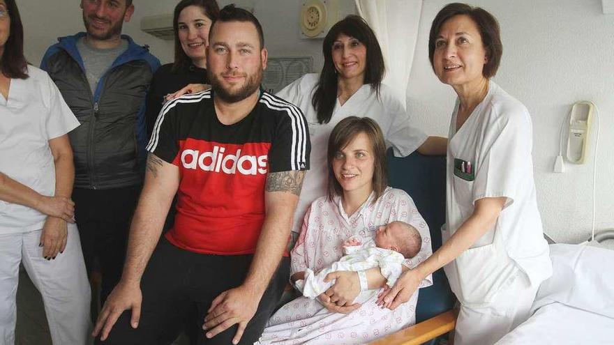 Zoe, en brazos de su madre, Paula Currás y junto a su padre Francisco Garrido, es el segundo bebé nacido este año en Ourense. // Iñaki Osorio